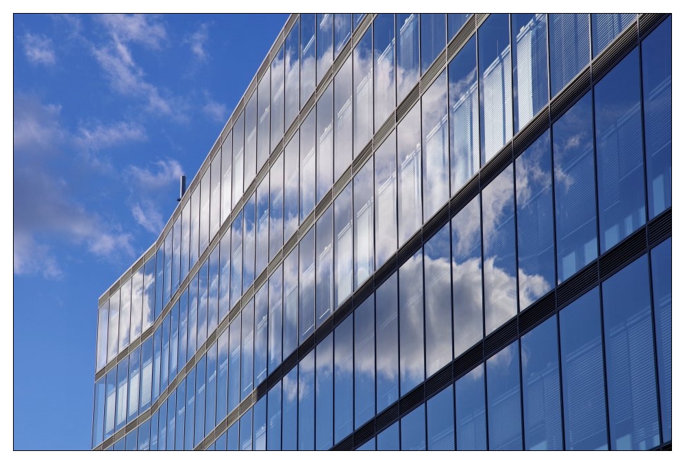 V zemi odrazů a skel